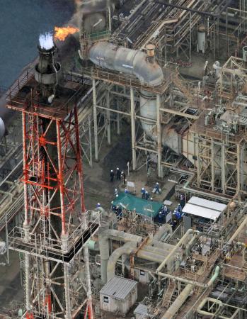 ガス漏れがあった堺市の「ＥＮＥＯＳ堺製油所」の現場付近＝１７日午後０時１０分（共同通信社ヘリから）