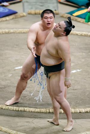 行徳（奥）が寄り切りで清田を破り、勝ち越しを決める＝両国国技館