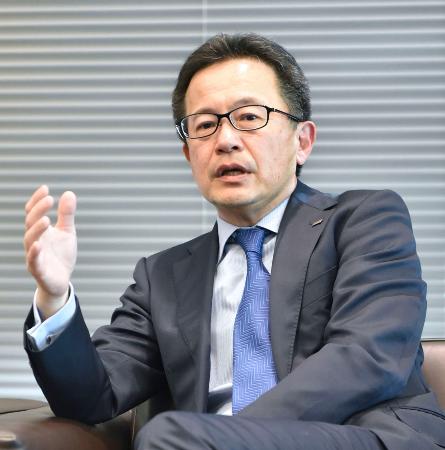インタビューに答えるオリックスの高橋英丈社長