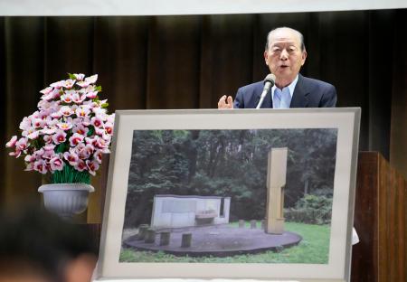 朝鮮人労働者の追悼集会で発言する宮川邦雄さん＝１７日午後、前橋市