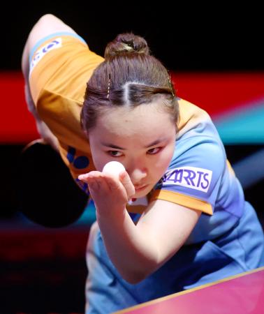 女子シングルス１回戦でプレーする伊藤美誠＝ドーハ（共同）