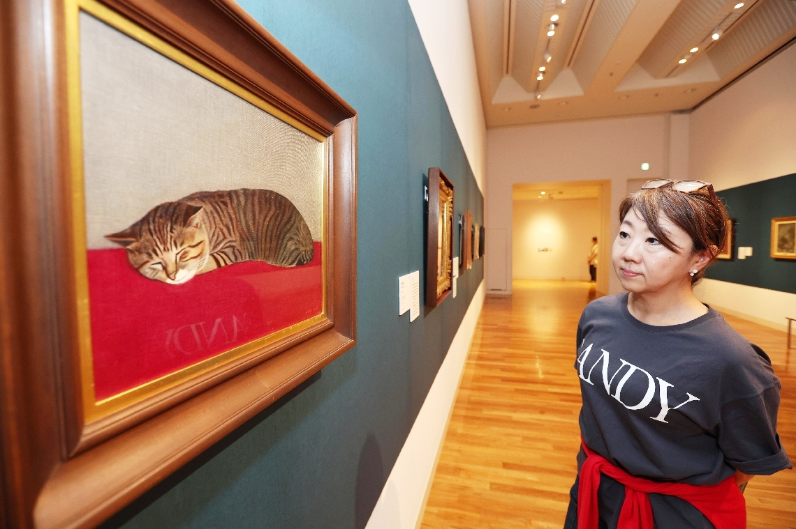 作品を鑑賞する来場者＝１８日、大分市上野の市美術館