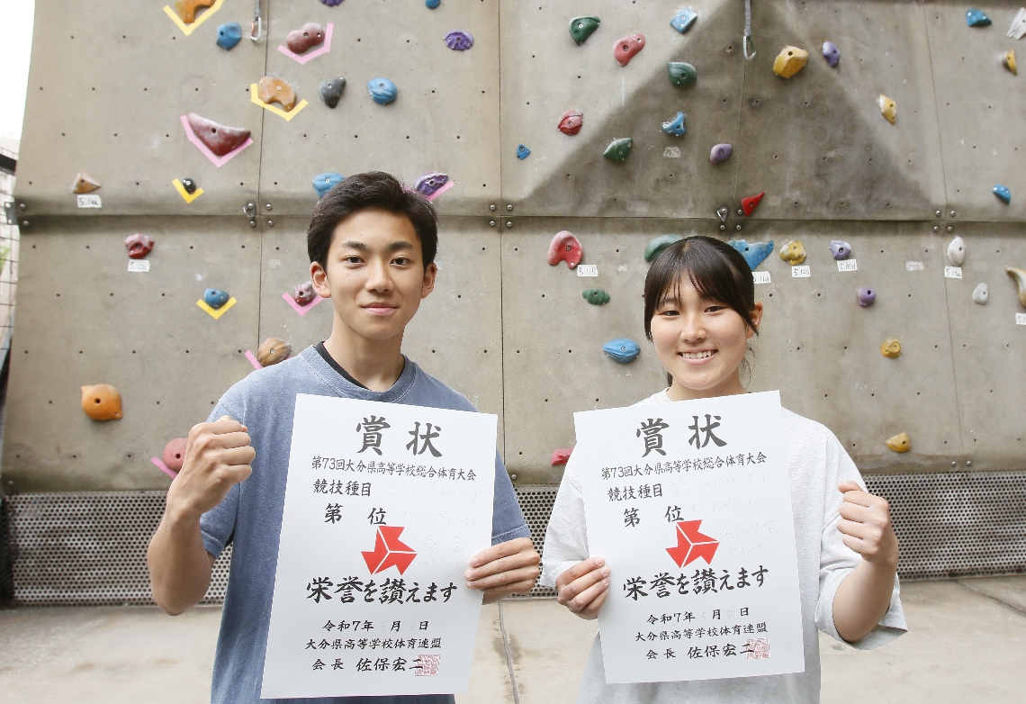 男子で２連覇を達成した森（左）と女子で初優勝した中島＝サイクルショップコダマ大洲アリーナ