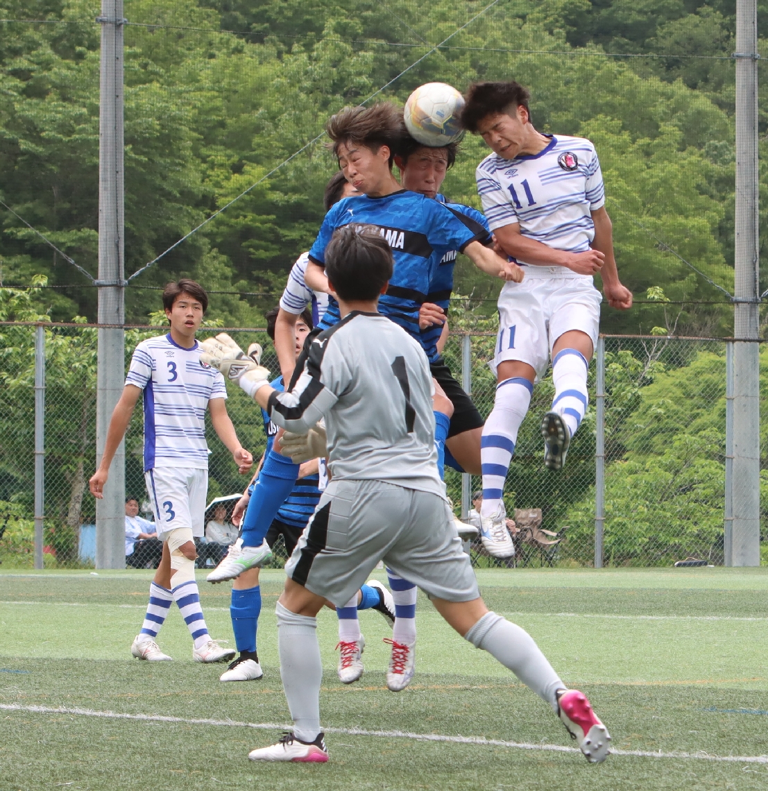 【男子２回戦・玖珠美山―楊志館】前半、激しい競り合いを見せる両チーム