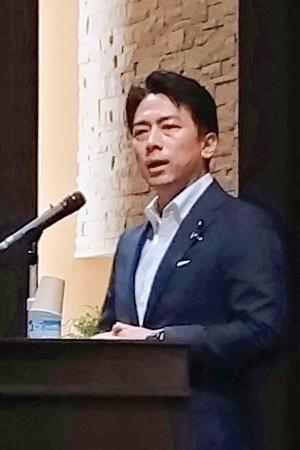 自民党の会合で講演する小泉進次郎前選対委員長＝１８日午後、甲府市