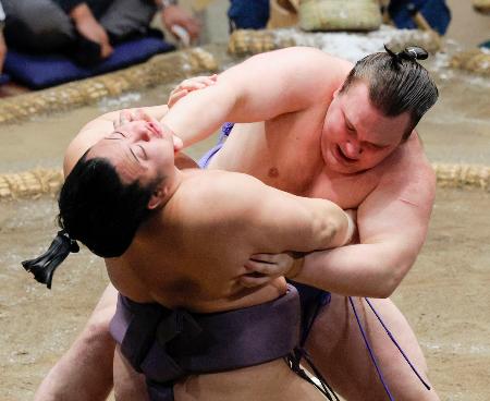 翔猿（左）を攻める安青錦。送り出しで破る＝両国国技館