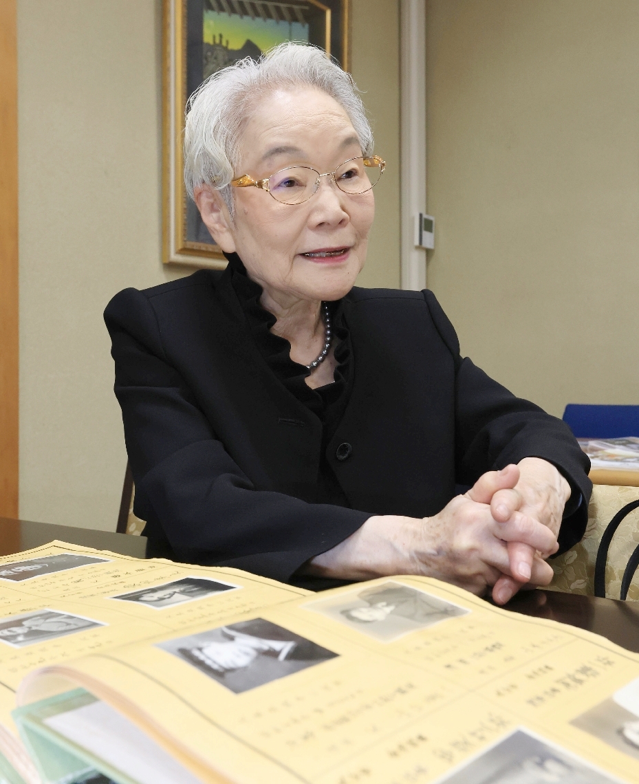 戦死した兄の遺影を見つけ、「かわいがってくれた兄の笑顔が浮かんできた」と話す神志那ヒロミさん＝４月２７日、大分市牧の県護国神社