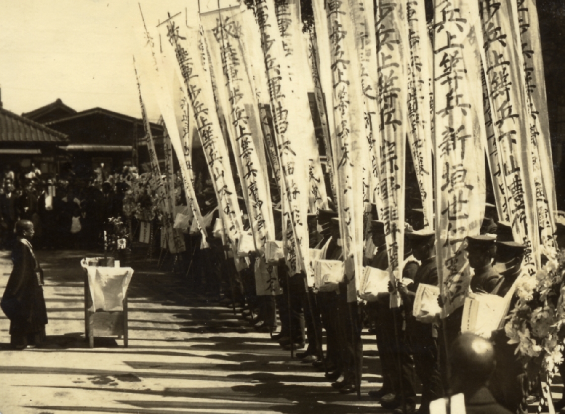 出征先から戻った遺骨を手に戦没者を弔う兵士ら＝１９３７年９月、大分市の大分駅前（個人蔵、大分市歴史資料館寄託）