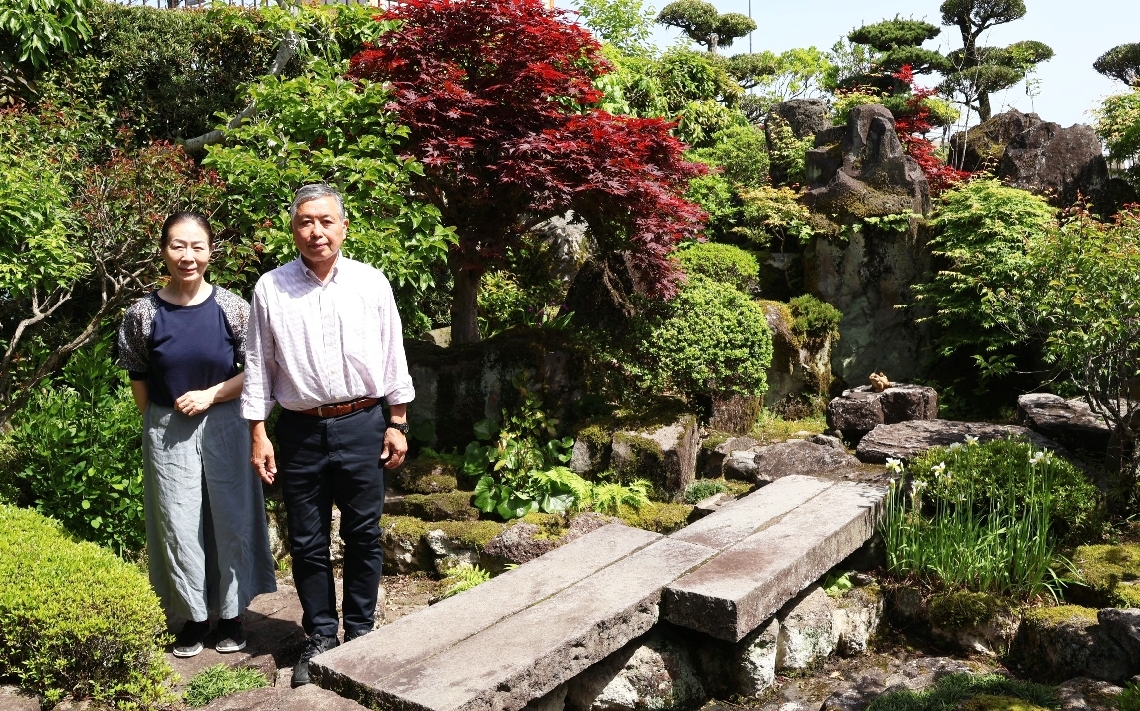 「四季を感じる庭を堪能できます」と呼びかける、民泊を始める穴井久満さん（右）厚子さん夫婦＝日田市吹上町