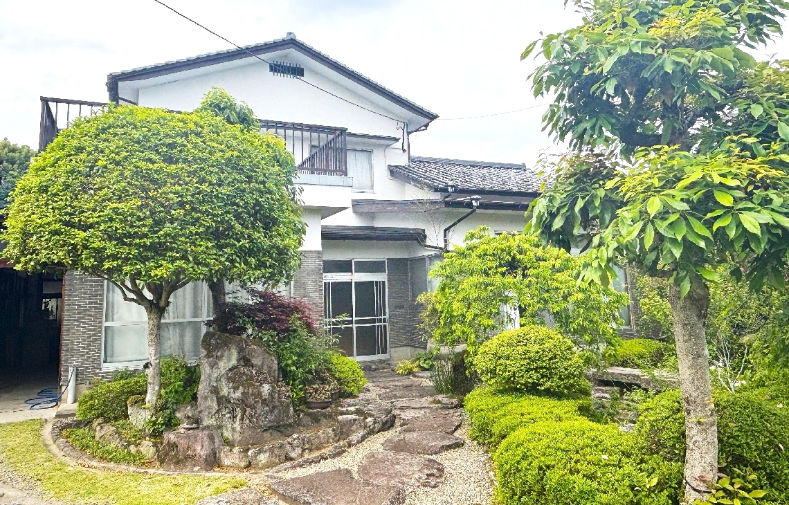 庭にはさまざまな木が植えられ、季節を楽しめる穴井さん夫婦の民泊施設