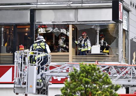 爆発があったとみられる札幌市中央区の飲食店＝１９日午後２時３９分
