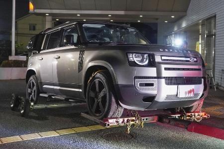 埼玉県三郷市の小学生ひき逃げ事件で、現場から逃走したとみられる車＝１５日