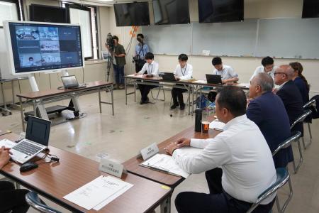 オンラインで行われた鳥取県、新潟市との連絡調整会議＝１９日午後、徳島県庁