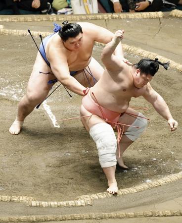 大の里（左）が送り出しで宇良を下す＝両国国技館