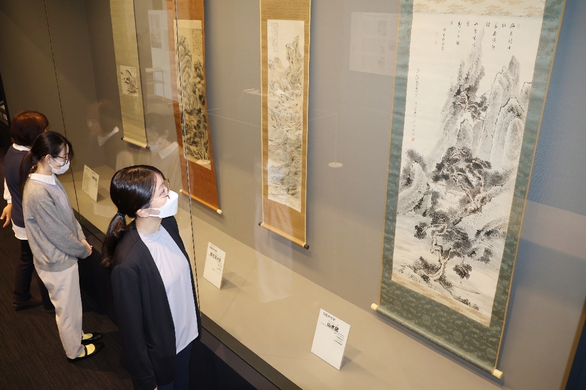 田能村竹田が理想郷を描いた作品など２０点が並ぶ＝竹田市竹田の市歴史文化館・由学館
