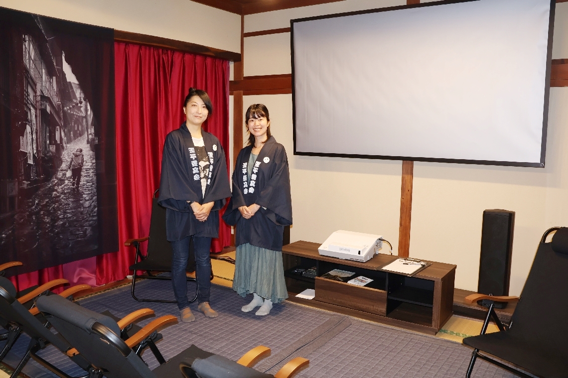１５席の「お座敷シネマ」をスタートさせる湯平芸文会の渡辺まさみ代表（左）ら＝由布市湯布院町湯平