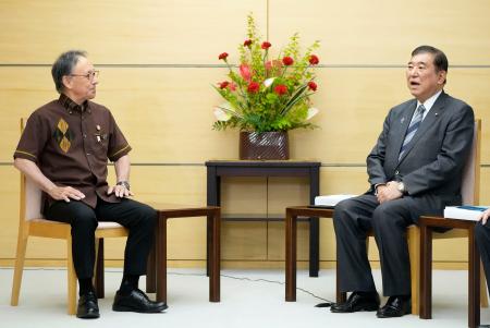 沖縄県の玉城デニー知事（左）と面会する石破首相＝２０日午前、首相官邸