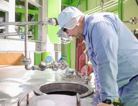 せっけん作りの様子を確認するシャボン玉石けんの社員＝２０日午後、北九州市