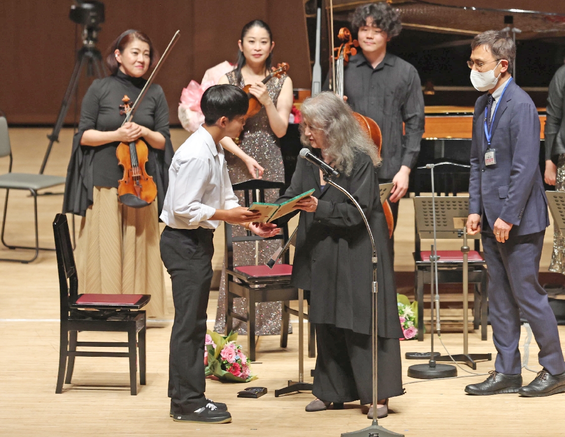 平和のメッセージを花崎太智さん（左・宇佐高３年）に託すマルタ・アルゲリッチ総監督