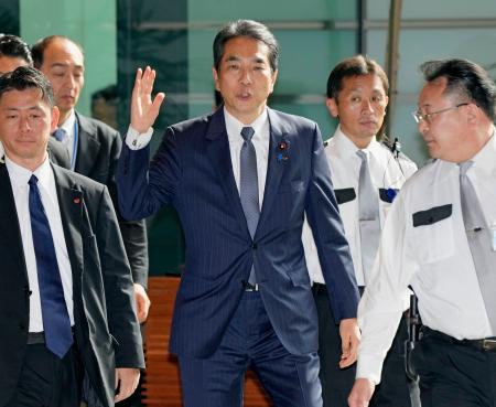 首相官邸に入る江藤農相＝２１日午前