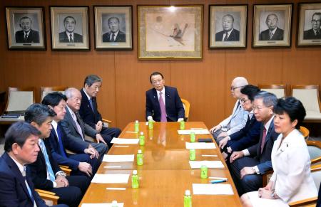 自民党本部で開かれた、安定的な皇位継承の確保に関する懇談会の会合。奥は麻生最高顧問＝２１日午後、東京・永田町
