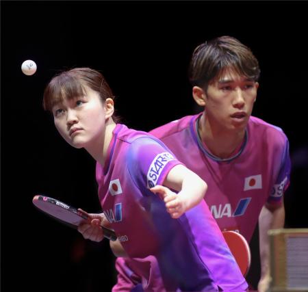 混合ダブルス準々決勝を突破した吉村真晴（右）、大藤沙月組＝ドーハ近郊（共同）