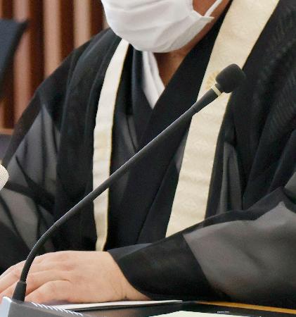 記者会見する元住職＝２１日午後、大阪市北区