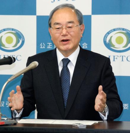 記者会見する公取委の茶谷栄治委員長＝２２日午後、東京都千代田区