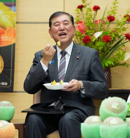 茨城県鉾田市のメロンを試食する石破首相＝２２日午後、首相官邸