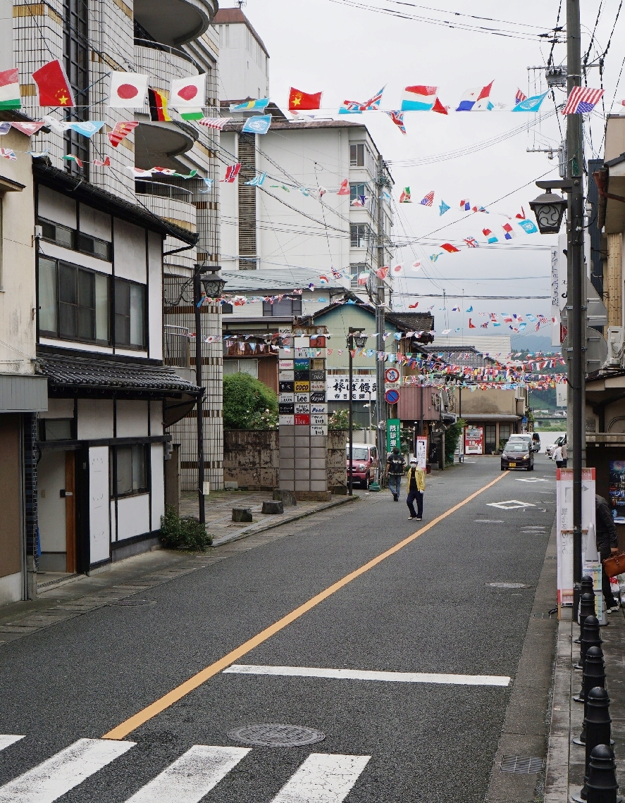 音楽大パレードのルートとなる日田市中心部の目抜き通り＝２２日午前、日田市隈