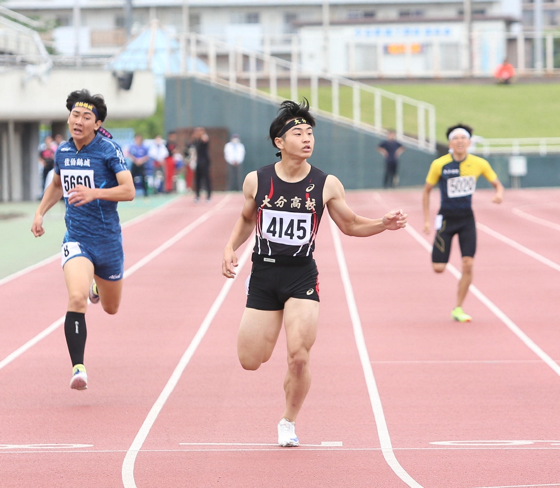 【男子４００メートル決勝】後続を引き離し、トップで駆け抜ける大分の冨田（中央）