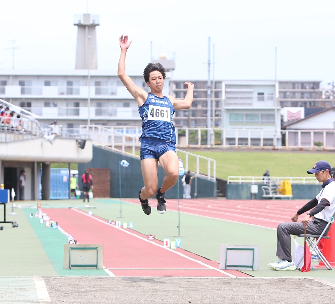 【男子走り幅跳び】３回目の試技で７メートル０８をマークして優勝した鶴城の大村
