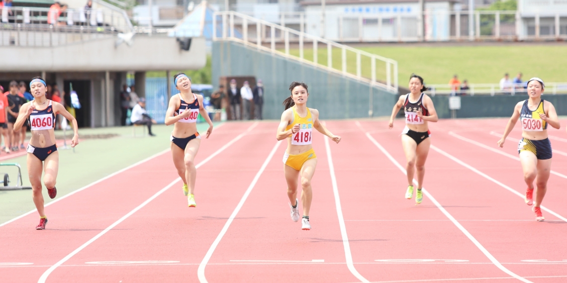 【女子４００メートル決勝】力強く抜け出して優勝した楊志館の池田（中央）