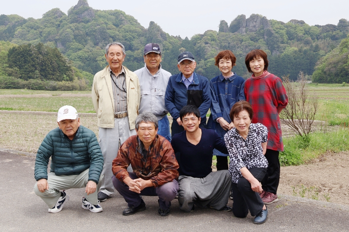 地域の活性化に向け合同会社を立ち上げた寺山喜博さん（前列右から２人目）とメンバーの住民ら＝豊後高田市田染小崎地区