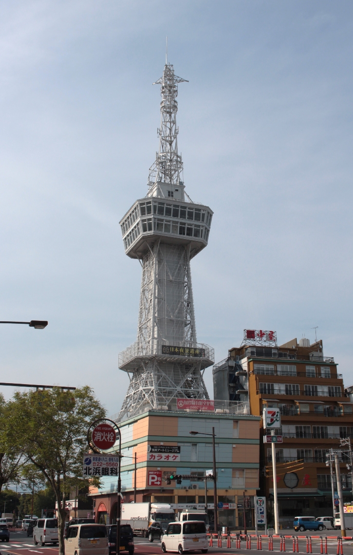 別府タワー。３階と５階にカプセルホテルなどがオープンする＝別府市北浜