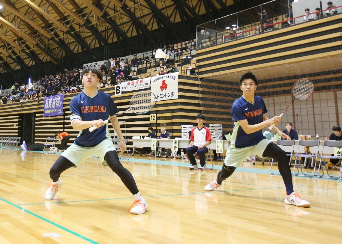 【バドミントン男子団体決勝・鶴見丘―大分西】相手を圧倒し、チームに流れを呼んだ鶴見丘の第１ダブルス菅野（右）・木津組＝クラサス武道スポーツセンター