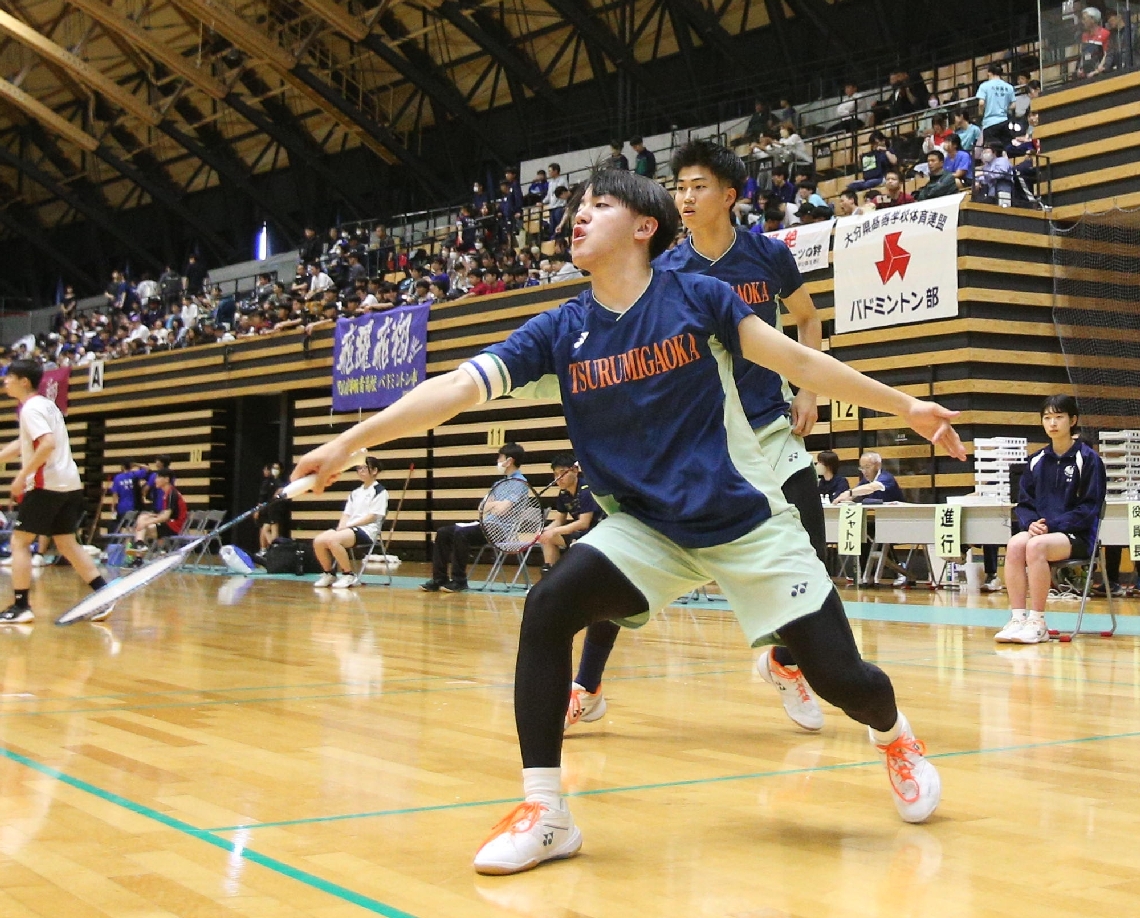 【バドミントン男子団体決勝・鶴見丘―大分西】相手を圧倒し、チームに流れを呼んだ鶴見丘の第１ダブルス木津（左）・菅野組＝クラサス武道スポーツセンター