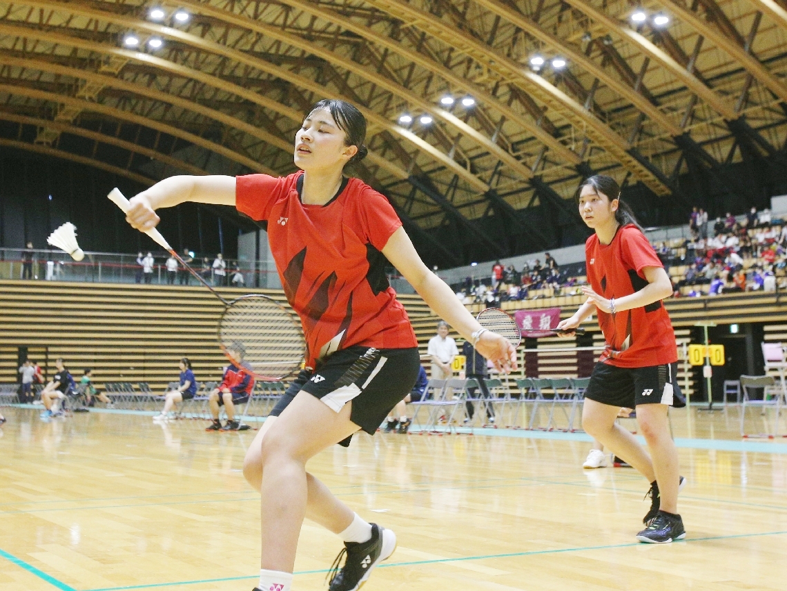 【バドミントン女子団体決勝・大分西―昭和学園】力強い戦いぶりを見せた大分西の第１ダブルス松浦（左）・中尾組