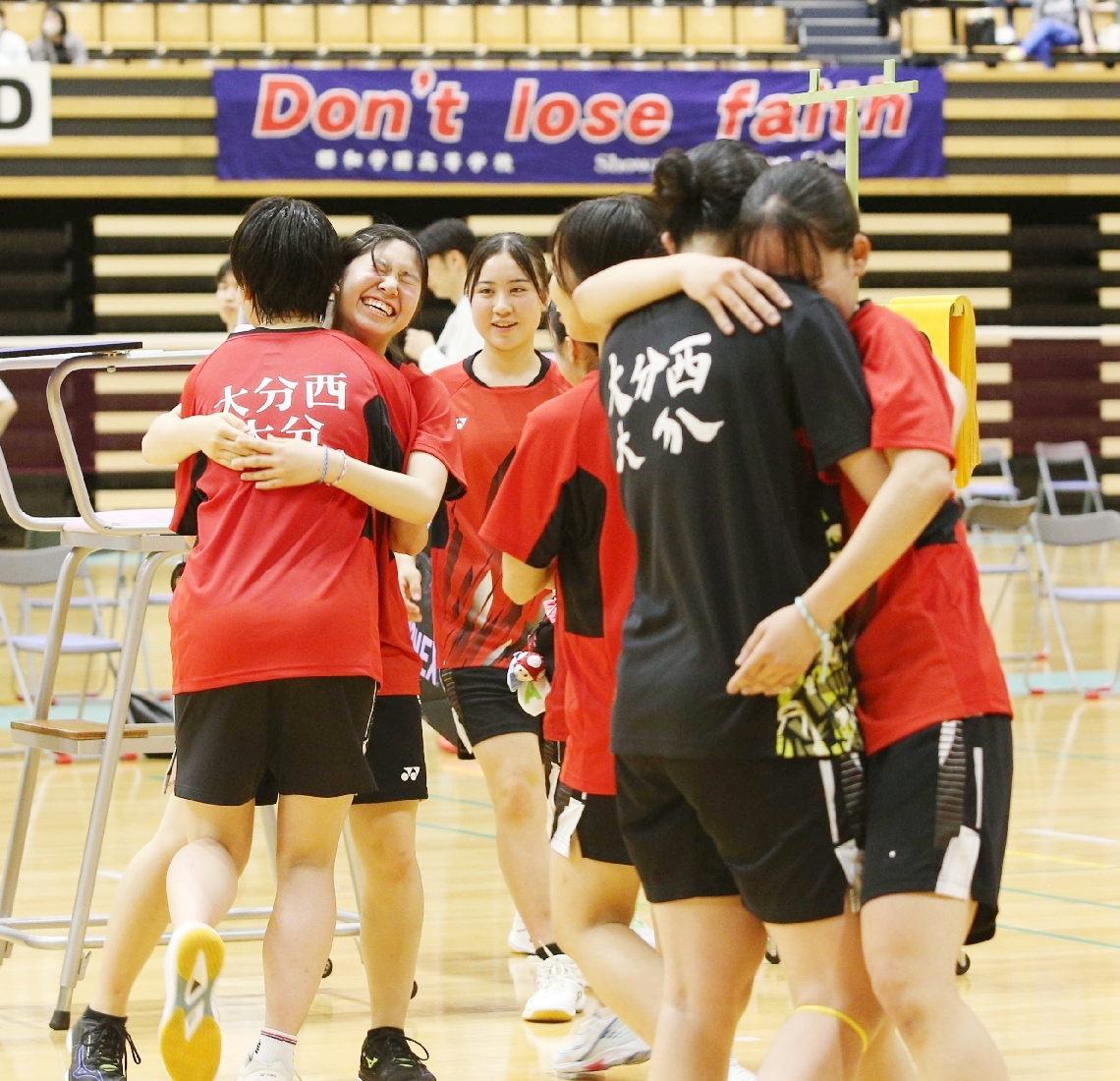【バドミントン女子団体決勝・大分西―昭和学園】優勝を決めて喜びを分かち合う大分西の選手たち