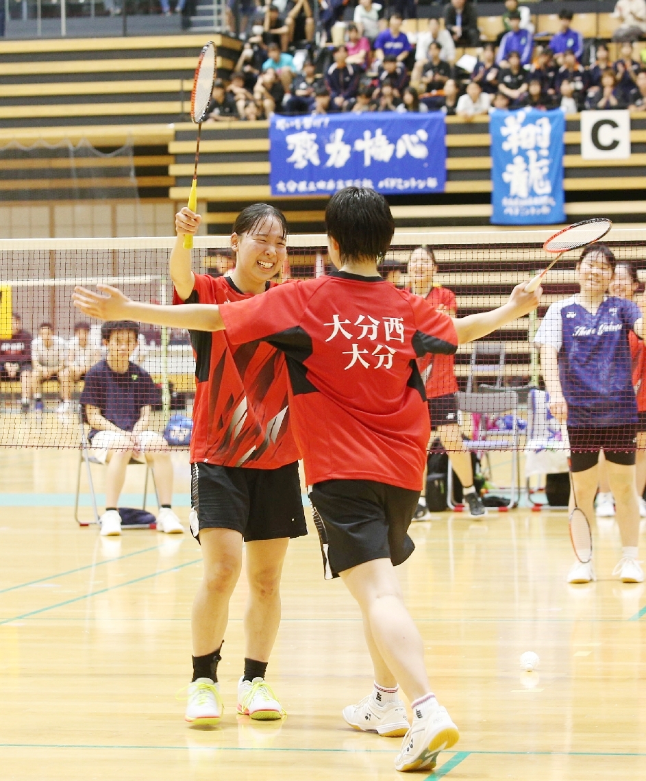 【バドミントン女子団体決勝・大分西―昭和学園】優勝を決めて喜ぶ大分西の第２ダブルス飯倉（左）・姫野組