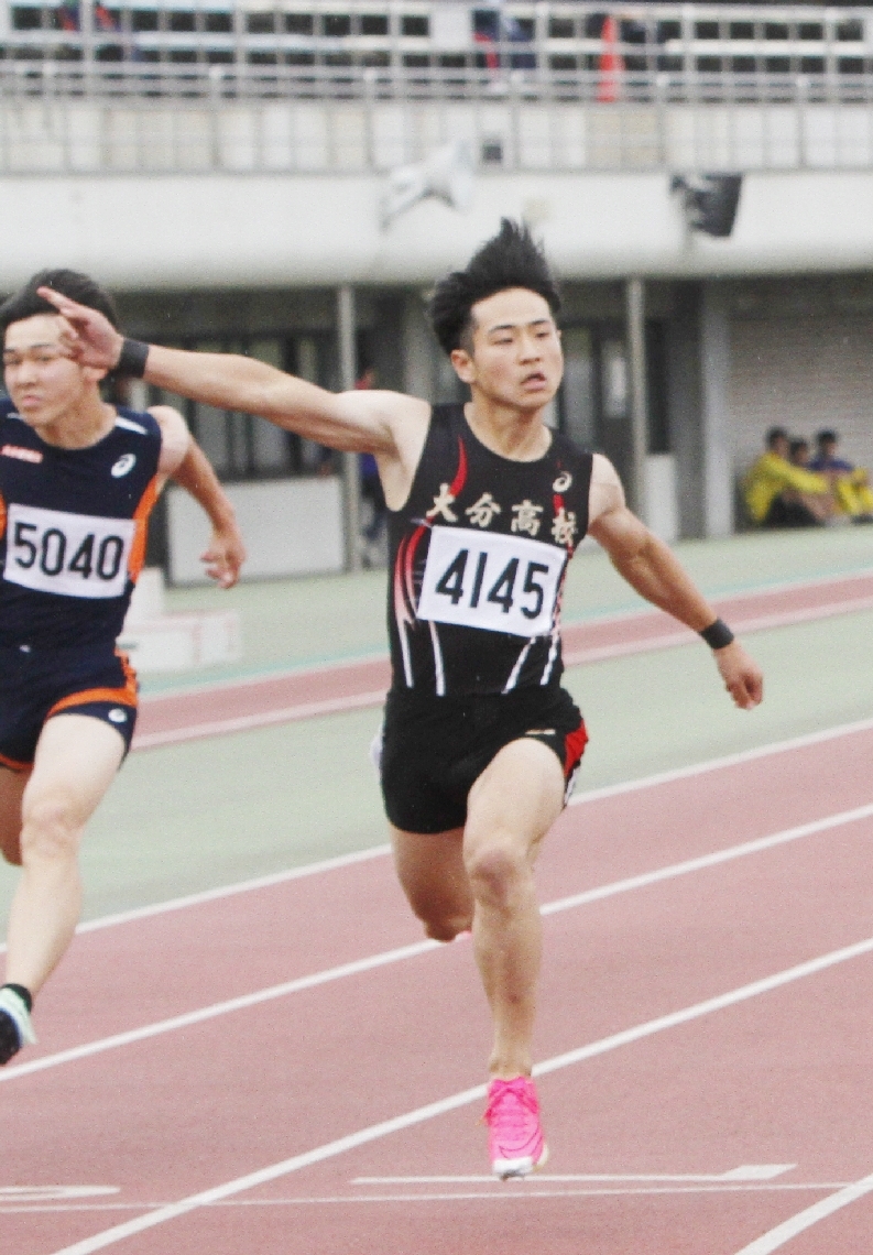 【男子１００㍍決勝】優勝した大分の冨田。４００㍍、４００㍍リレーと合わせて３冠を達成した