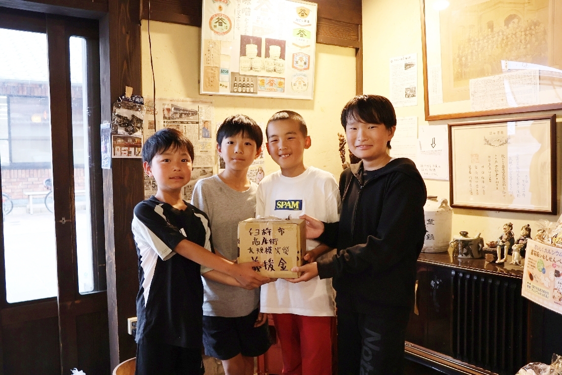 射的を企画した可児蔵之助さん（右から２人目）ら