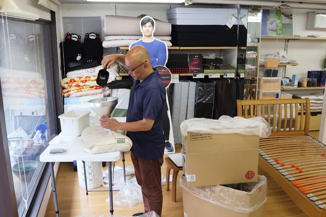 元の店舗でオーダーメードの枕を作る高村茂樹さん