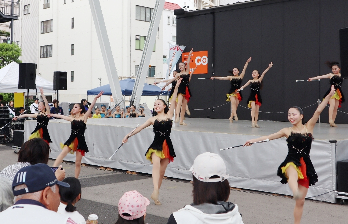 観客の前でバトンの演技を披露する出演者＝２５日、大分市府内町
