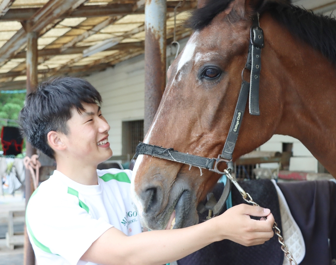 愛馬に笑顔で語りかける村島＝恵藤建設馬術場