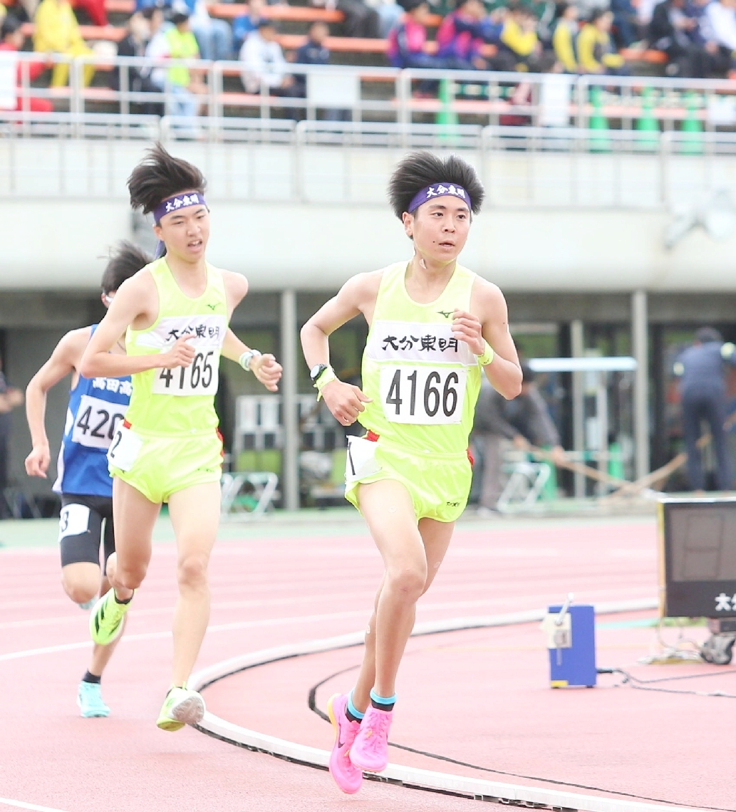 【男子５０００メートル決勝】２位以下を引き離し独走態勢に入る東明の豊川（手前）＝ジェイリーススタジアム