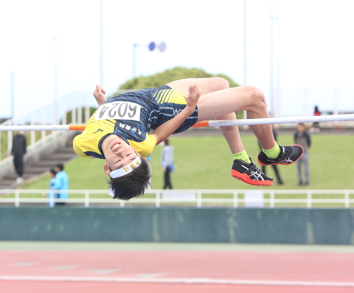 【男子走り高跳び決勝】１㍍８８を跳び、優勝した舞鶴の飯田