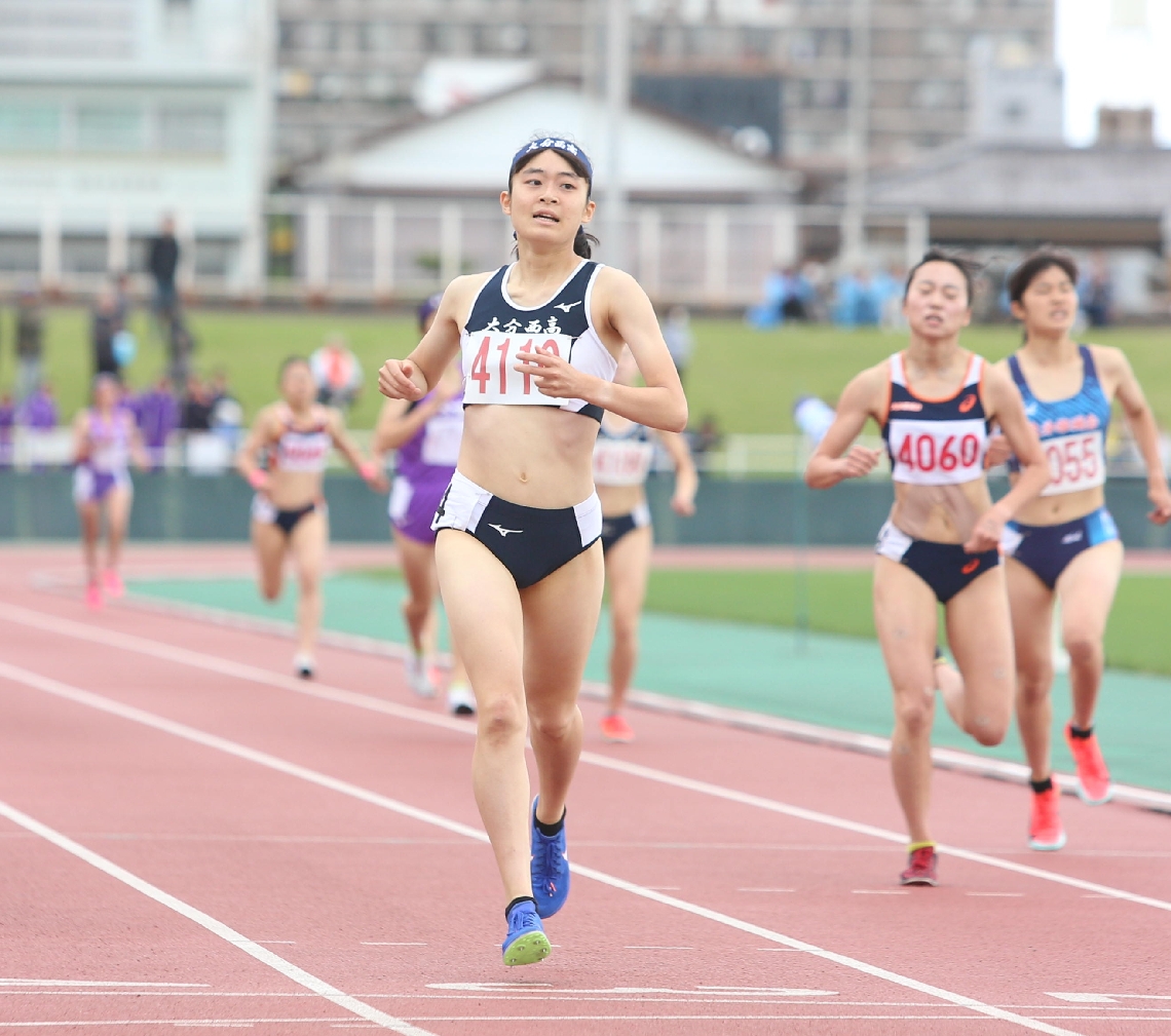 【女子８００㍍決勝】最後の直線で抜け出してトップフィニッシュした大分西の高岡（中央）