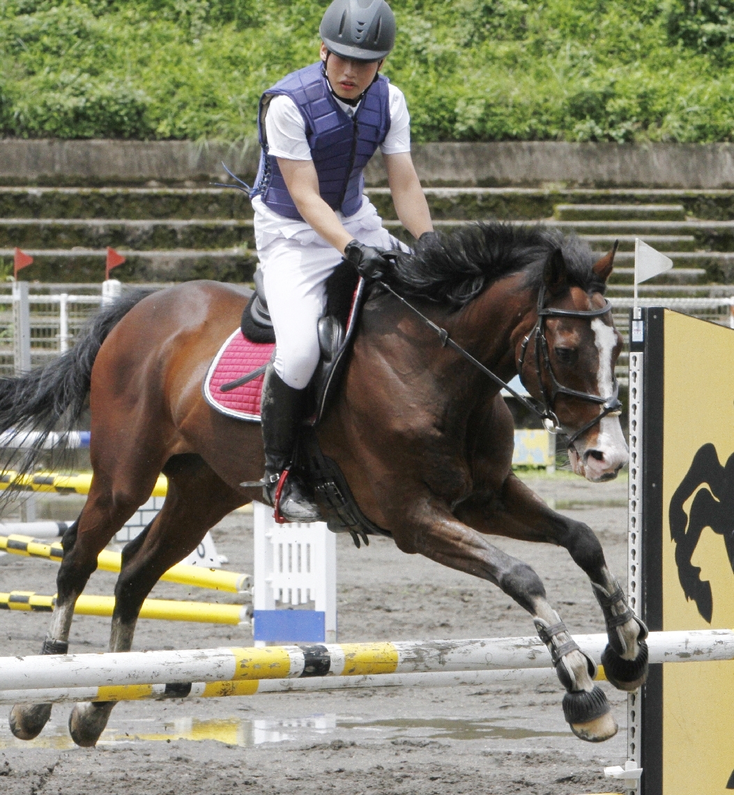 障害馬術Ｌ―Ａで優勝した三重総合の村島とアンクールトレジャー＝恵藤建設馬術場