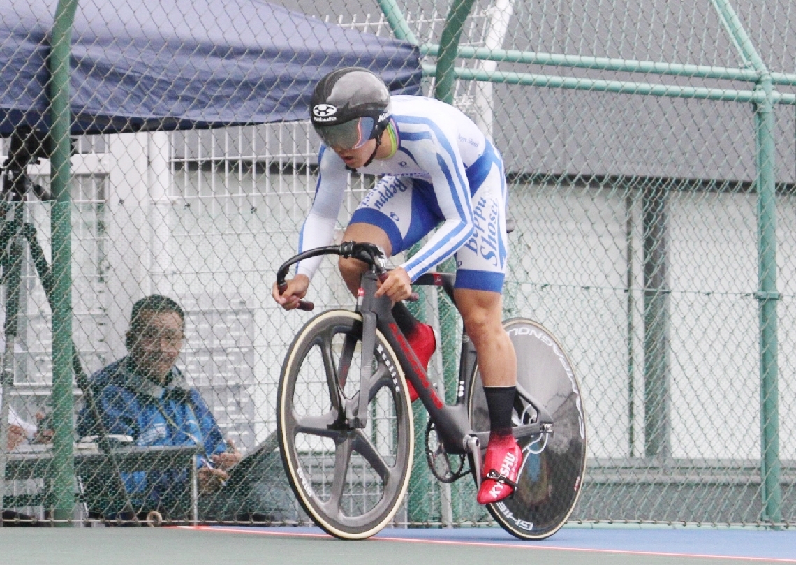 【男子スプリント順位決定戦】出場者でただ一人の１１秒台で優勝した翔青の小岩＝別府競輪場